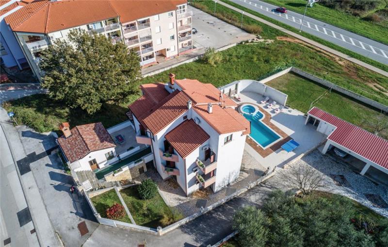 10 Bedroom Villa with Pool near Pula, Sleeps 20