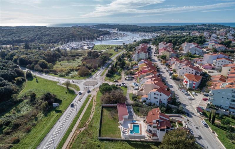 10 Bedroom Villa with Pool near Pula, Sleeps 20