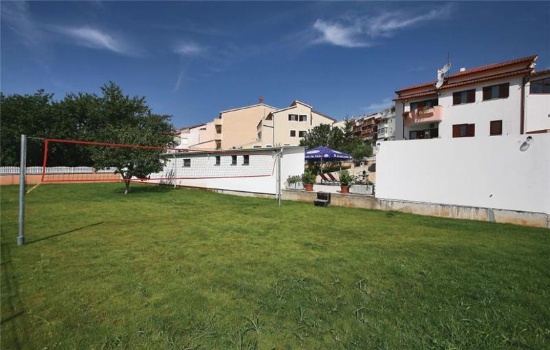 10 Bedroom Villa with Pool near Pula, Sleeps 20