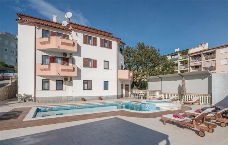10 Bedroom Villa with Pool near Pula, Sleeps 20