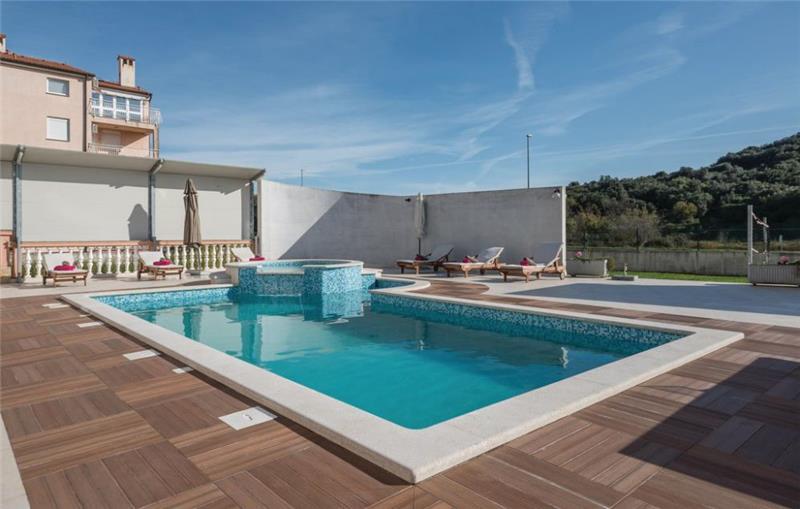 10 Bedroom Villa with Pool near Pula, Sleeps 20