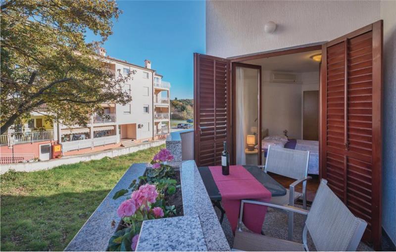 10 Bedroom Villa with Pool near Pula, Sleeps 20