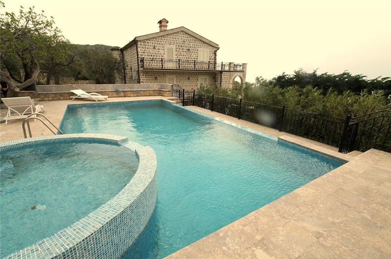 4 Bedroom Villa with Pool near Sveti Stefan, Sleeps 8-10