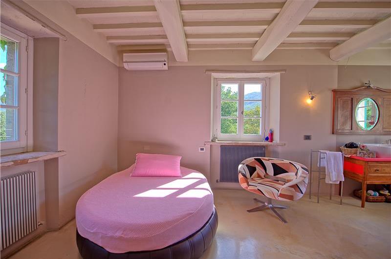6 Bedroom Villa with Pool near Cortona, sleeps 12