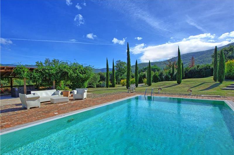 6 Bedroom Villa with Pool near Cortona, sleeps 12