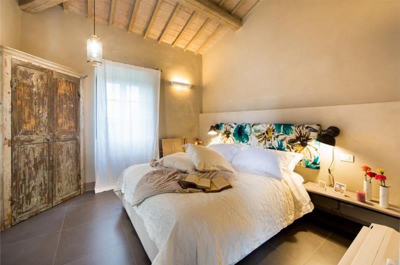 5 Bedroom Villa with Pool and Beautiful Lake Trasimeno Views, sleeps 10