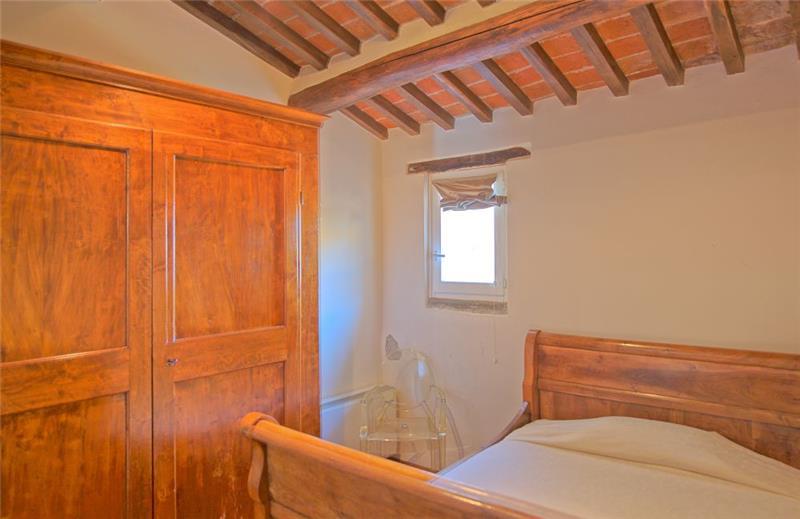 Spacious 4 Bedroom Apartment in Stunning Cortona Town, Sleeps 8