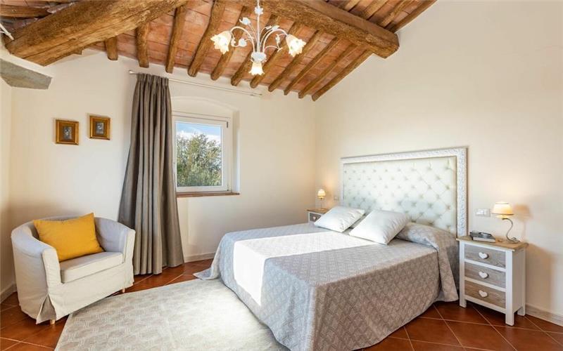 5 Bedroom Villa with Pool in Legoli, Sleeps 10