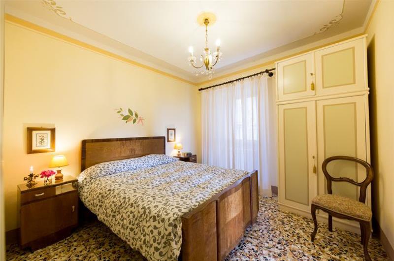 4 Bedroom Apartment with Garden in Cortona Town, Sleeps 8