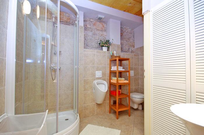 4 Bedroom seaside Villa with Pool in Orebic, Sleeps 7-8