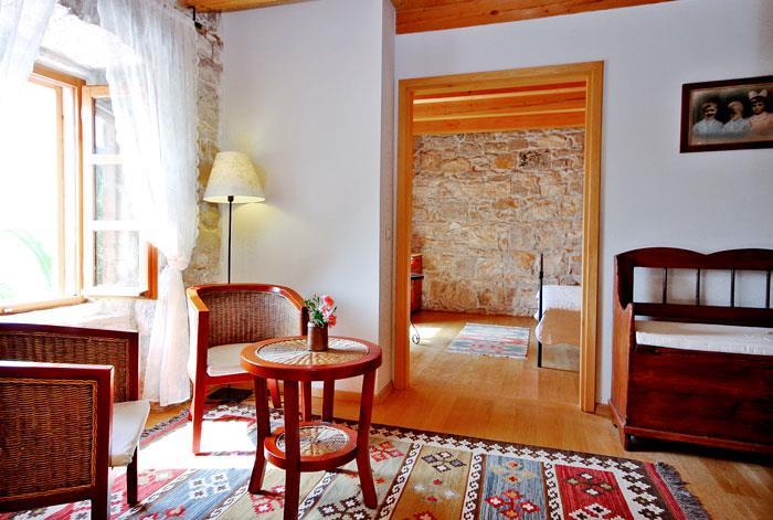 4 Bedroom seaside Villa with Pool in Orebic, Sleeps 7-8