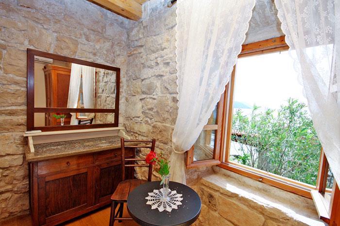 4 Bedroom seaside Villa with Pool in Orebic, Sleeps 7-8