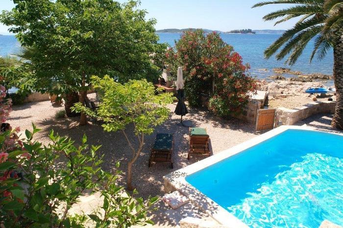 4 Bedroom seaside Villa with Pool in Orebic, Sleeps 7-8