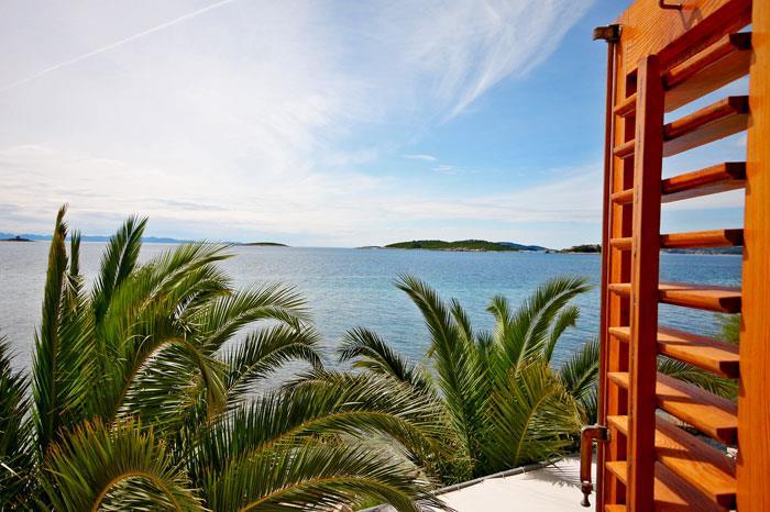 4 Bedroom seaside Villa with Pool in Orebic, Sleeps 7-8