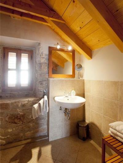 4 Bedroom seaside Villa with Pool in Orebic, Sleeps 7-8