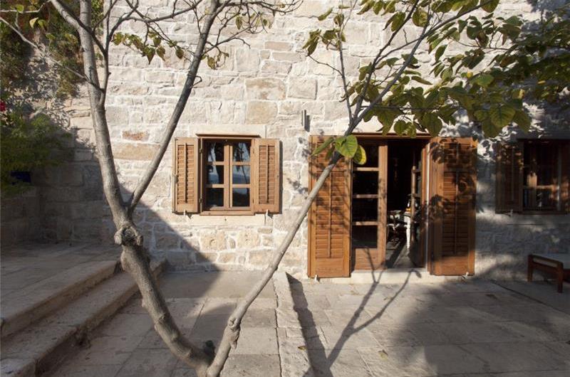 4 Bedroom seaside Villa with Pool in Orebic, Sleeps 7-8