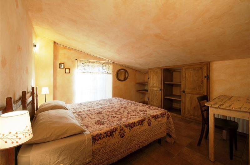 7 Bedroom Villa with Pool near Asciano, Sleeps 13