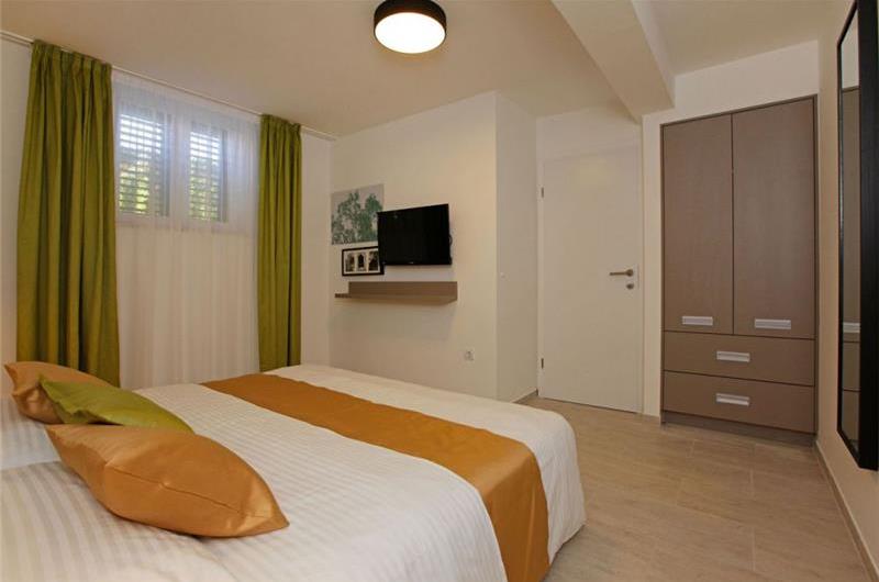 8 Bedroom Villa with Pool in Bol, sleeps 16 - 20
