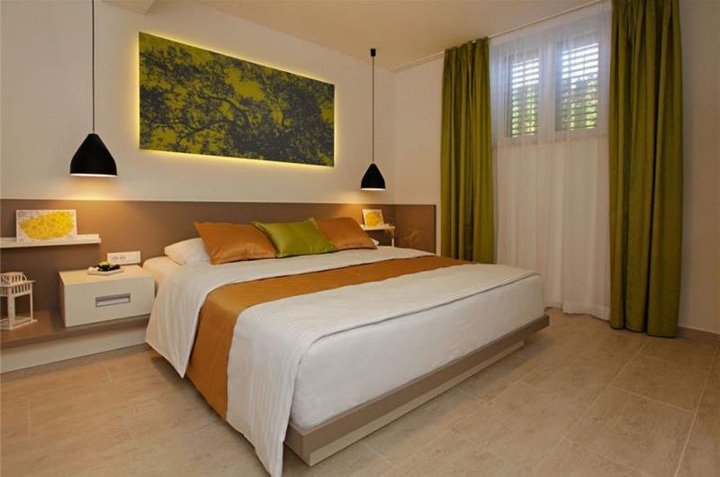 8 Bedroom Villa with Pool in Bol, sleeps 16 - 20