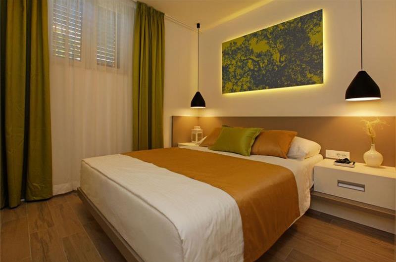 8 Bedroom Villa with Pool in Bol, sleeps 16 - 20