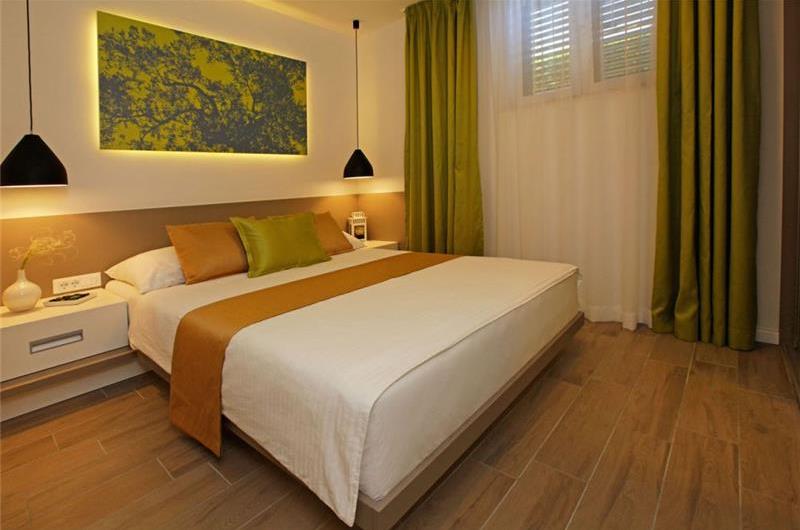 8 Bedroom Villa with Pool in Bol, sleeps 16 - 20