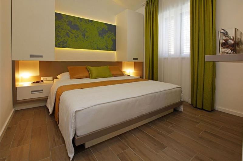 8 Bedroom Villa with Pool in Bol, sleeps 16 - 20