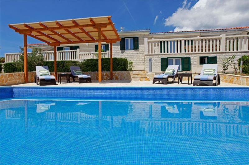 8 Bedroom Villa with Pool in Bol, sleeps 16 - 20