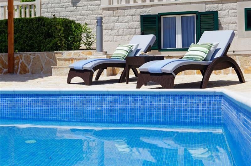 8 Bedroom Villa with Pool in Bol, sleeps 16 - 20
