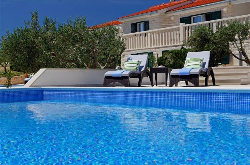 8 Bedroom Villa with Pool in Bol, sleeps 16 - 20