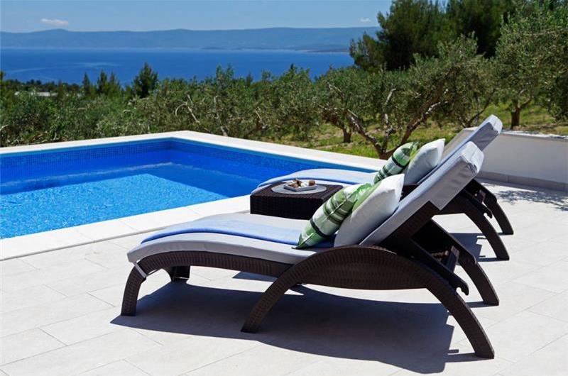 8 Bedroom Villa with Pool in Bol, sleeps 16 - 20