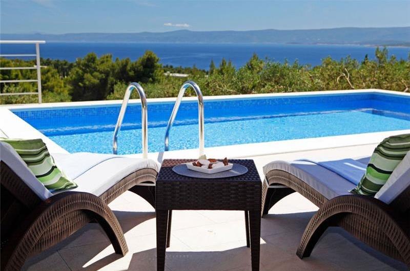 8 Bedroom Villa with Pool in Bol, sleeps 16 - 20