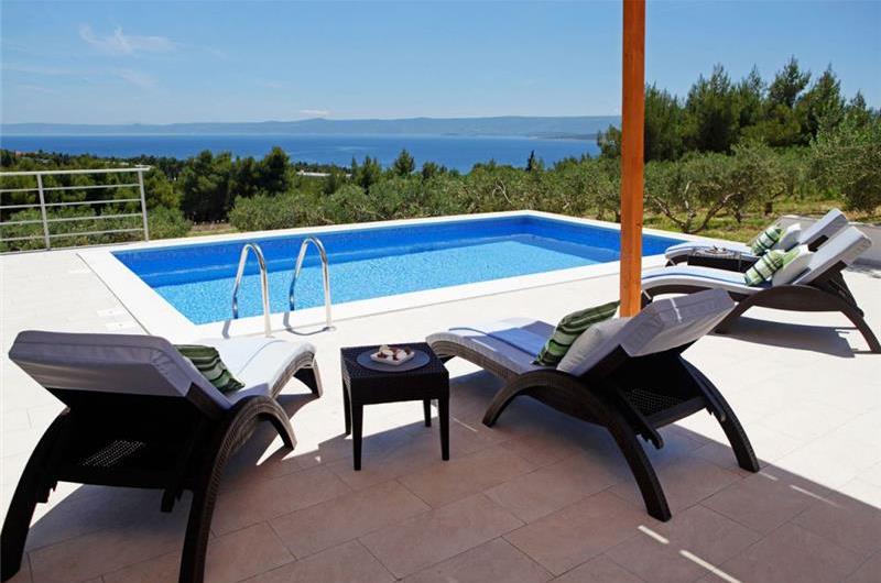 8 Bedroom Villa with Pool in Bol, sleeps 16 - 20