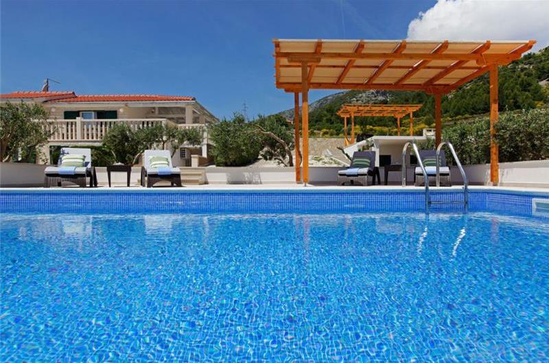 8 Bedroom Villa with Pool in Bol, sleeps 16 - 20