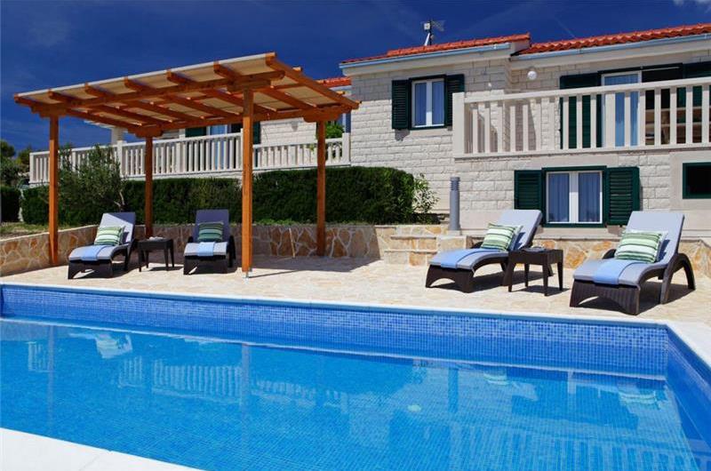 8 Bedroom Villa with Pool in Bol, sleeps 16 - 20
