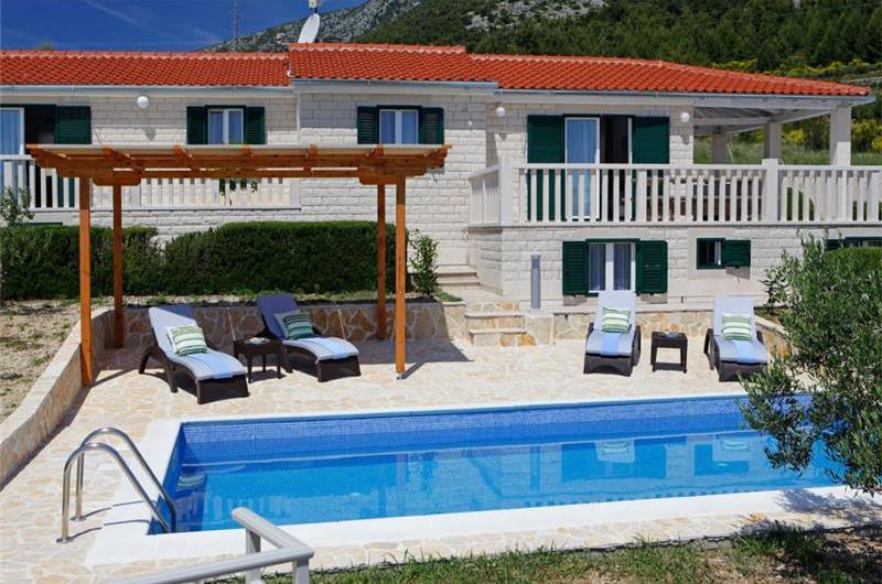 8 Bedroom Villa with Pool in Bol, sleeps 16 - 20