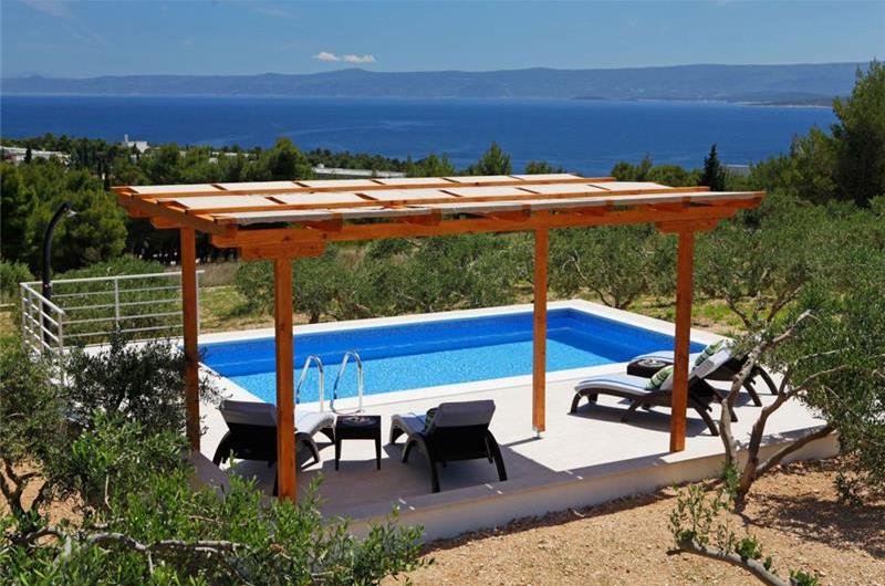 8 Bedroom Villa with Pool in Bol, sleeps 16 - 20