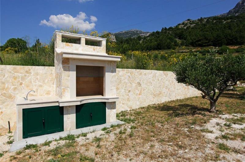 8 Bedroom Villa with Pool in Bol, sleeps 16 - 20