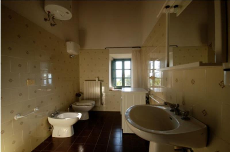 6 Bedroom Villa with Pool near Sarteano, Sleeps 12