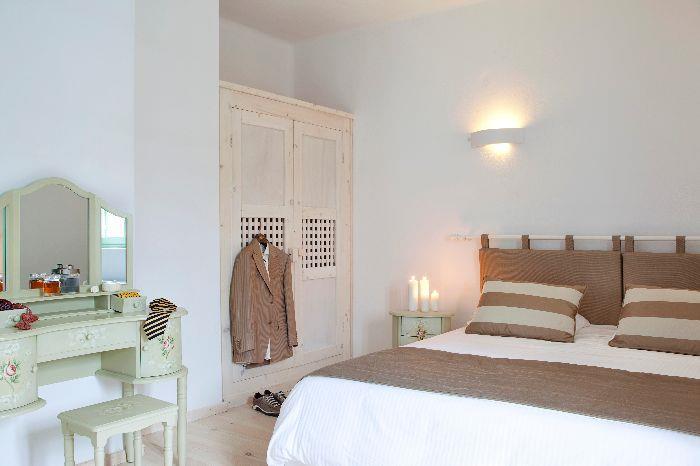 2 Bedroom Villa with Pool in Megalochori on Santorini, Sleeps 4