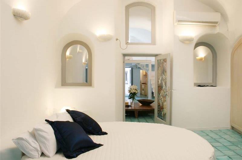 3 Bedroom Villa with Jacuzzi in Fira on Santorini, Sleeps 6