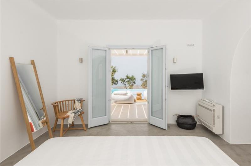 Collection of 4 x 1 Bedroom Villas with Infinity Pools and Jacuzzis in Pyrgos Kalistis on Santorini, Sleeps 8