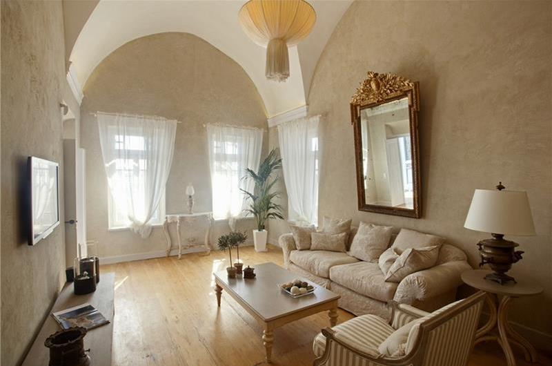 4 Bedroom Villa with Jacuzzi in Oia on Santorini, Sleeps 8