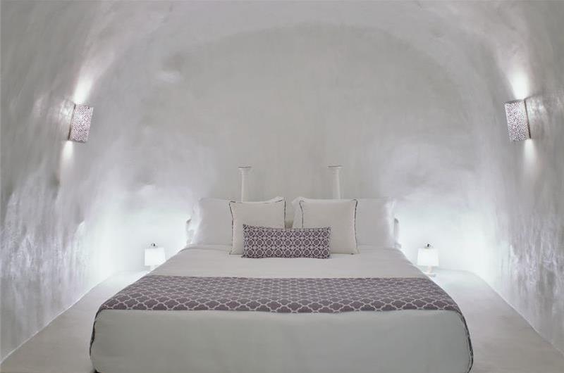 2 Bedroom Villa with Infinity Pool in Firostefani on Santorini, Sleeps 4-6