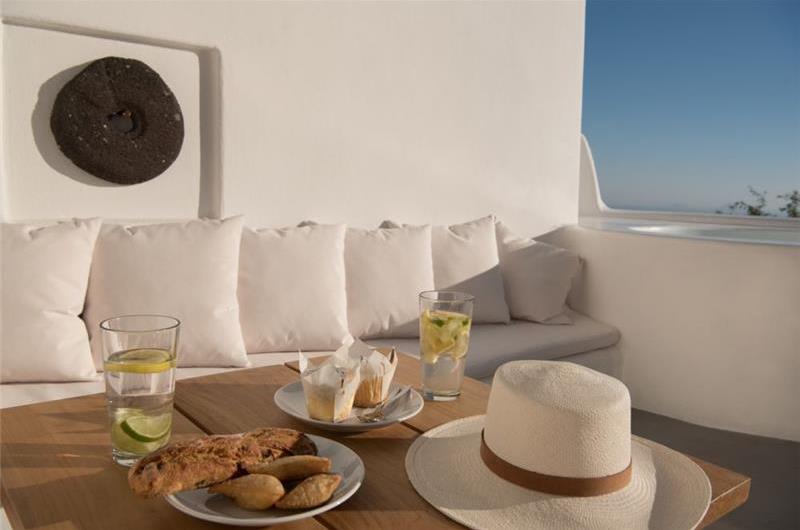 2 Bedroom Villa with Jacuzzi in Imerovigli on Santorini, Sleeps 4