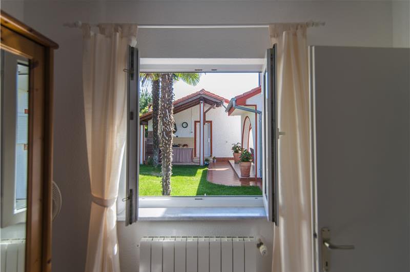 4 Bedroom Villa with Pool and Annex near Porec, Sleeps 8