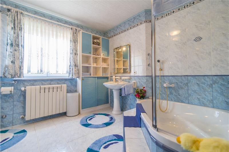 4 Bedroom Villa with Pool and Annex near Porec, Sleeps 8