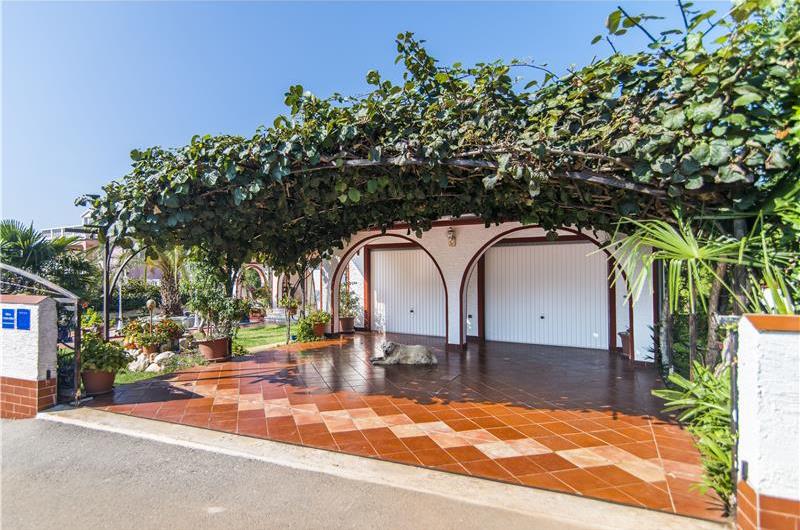 4 Bedroom Villa with Pool and Annex near Porec, Sleeps 8