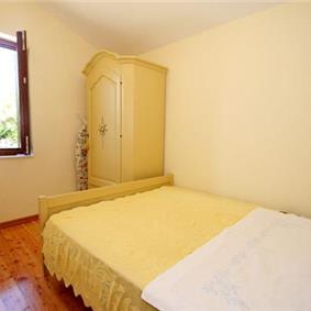 3 Bedroom Seaside Villa with Heated Pool nr Trogir, Sleeps 6-7