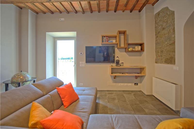 3 Bedroom Villa with Pool and Mountainous Views in Tuscany, Sleeps 6