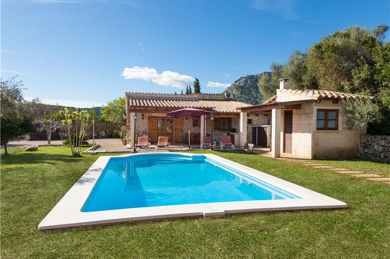 2- Bedroom Villa with Pool near Pollensa, Mallorca, Sleeps 4